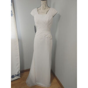 Women's Bonny modest Ivory Wedding Dress US 6 with Floral detail Ruffled Train